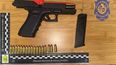 un hombre fue detenido tras arrojar una pistola modificada durante un procedimiento policial