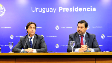 El presidente, Luis Lacalle Pou, y el exministro de Ambiente Adrián Peña.