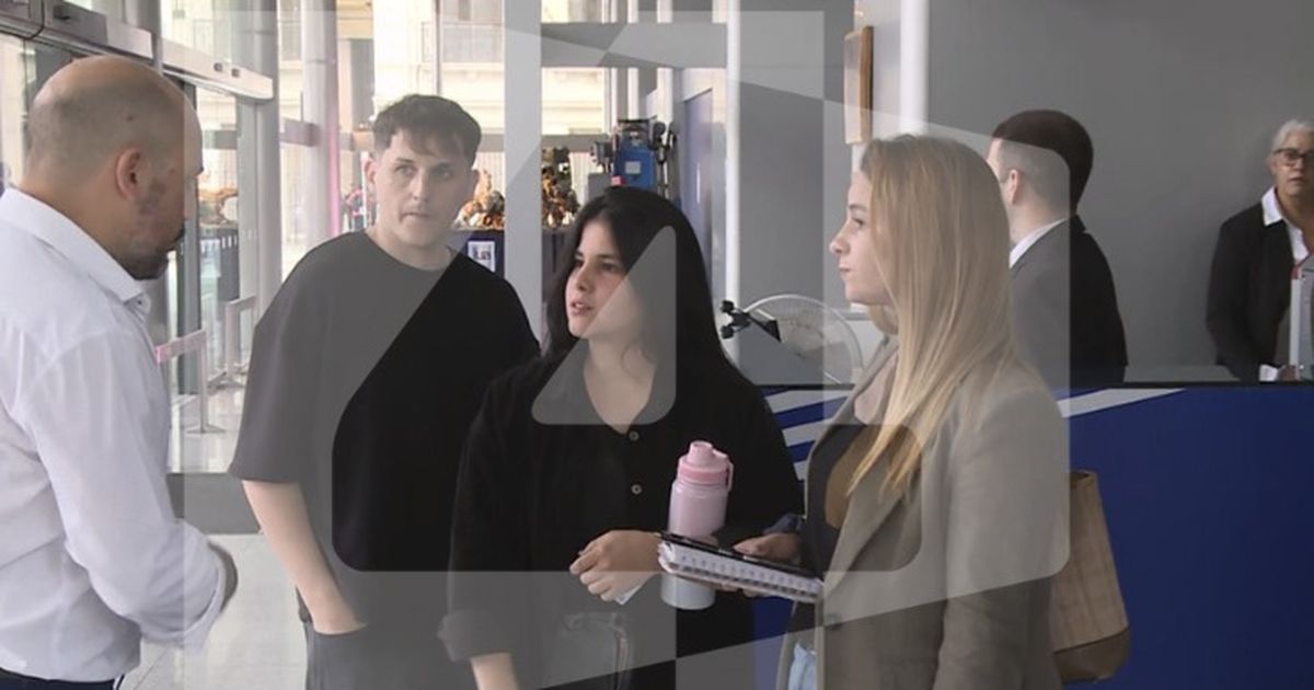 Yamandú Orsi recibió a Sara y Ana Martínez, hermanas de Moisés, el joven condenado a 12 años de prisión