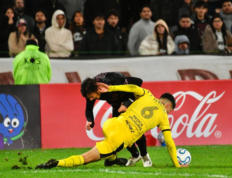Peñarol no pudo con Platense: empató 1 a 1 y se complicaron sus chances de clasificación