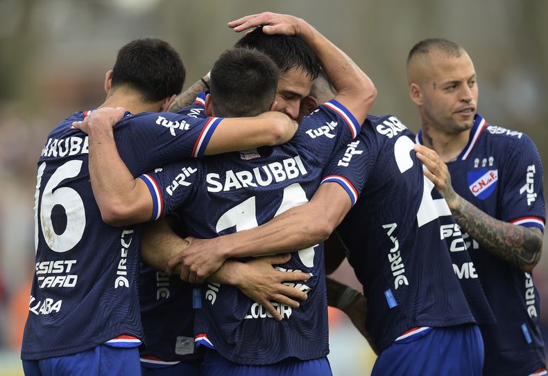 Nacional goleó a River y sigue firme en la cima anual