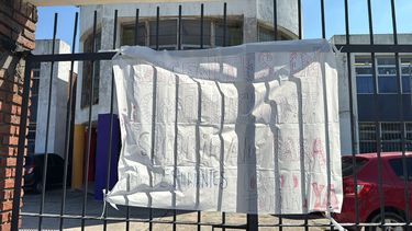 Paro activo de docentes en el liceo n°49 luego que pelea entre estudiantes generara conflicto generalizado