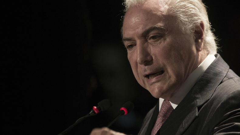 Temer mueve piezas para salvar su cargo