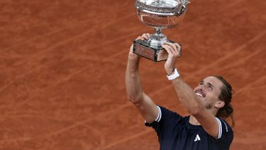 Alexander Zverev levanta el trofeo La Coupe des Mousquetaires del Roland Garros.&nbsp;