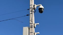 Dos hombres rapiñaron a una mujer, fueron ubicados por las cámaras de videovigilancia y los detuvieron