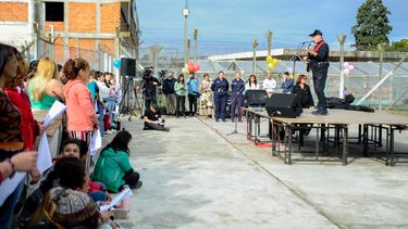 La música humaniza: León Gieco ofreció un espectáculo para mujeres privadas de libertad