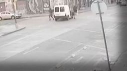 Cámaras de seguridad registraron episodio en el que policía baleó a un hombre armado