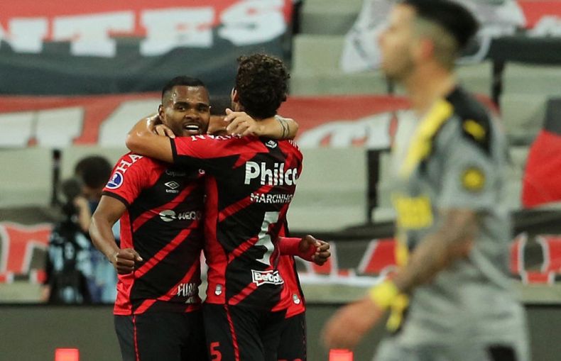 A Peñarol no le salió nada, perdió en Brasil y quedó eliminado