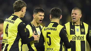 penarol vencio 2 a 0 a wanderers en el campeon del siglo