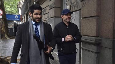 El periodista Ignacio Álvarez, con su abogado Andrés Ojeda, en la audiencia por la denuncia que le hizo Romina Celeste por violencia psicológica.