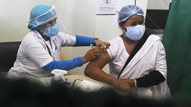 India inicia campaña de vacunación masiva contra el COVID-19