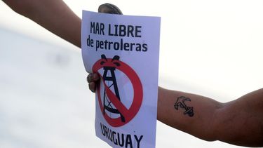 Activistas hicieron una cadena humana en playas de Rocha contra la exploración petrolera: Daña la vida marina