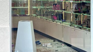 Banda de los perfumes asaltó una farmacia en Lezica y causó grandes destrozos