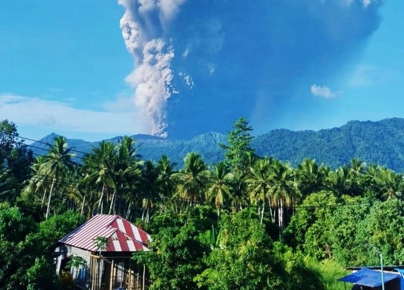 Tres turistas murieron en la erupción de un volcán en Indonesia