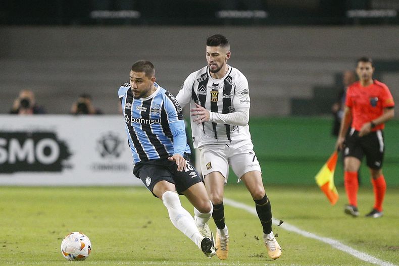 El defensor de Gremio Joao Pedro y el delantero argentino de The Strongest, Joel Amoroso.&nbsp; &nbsp;