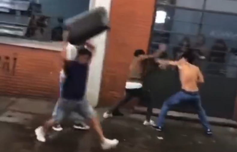 Jóvenes protagonizan violenta pelea en liceo de Las Piedras.