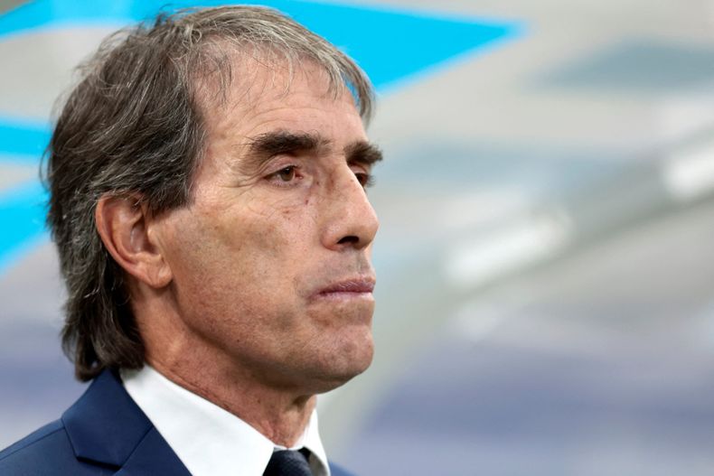 El técnico uruguayo Guillermo Almada anunció que no seguirá al frente del descendido Oviedo