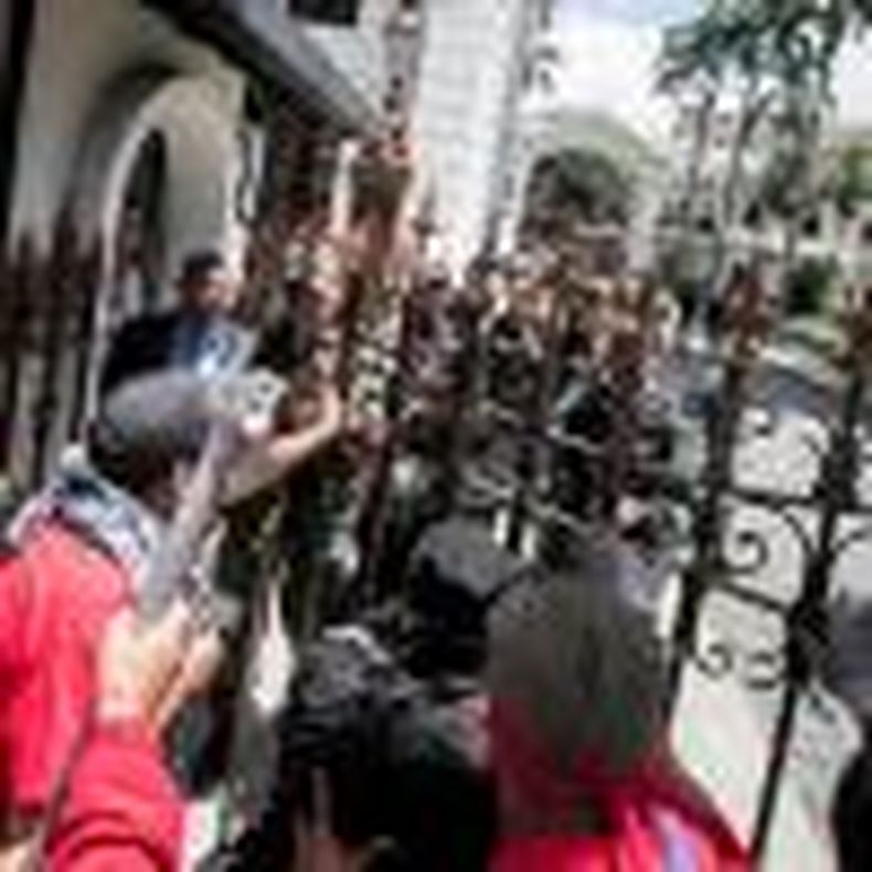 Parlamento venezolano continúa sitiado después del asalto violento
