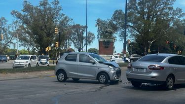 Intentó esquivar un vehículo, subió al cantero de Avda. Centenario y chocó a otro auto