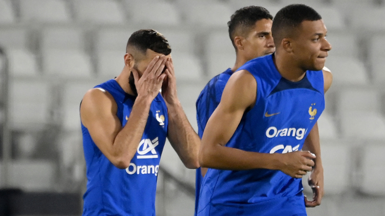 Karim Benzema se retiró lesionado este sábado del entrenamiento grupal con la selección francesa.