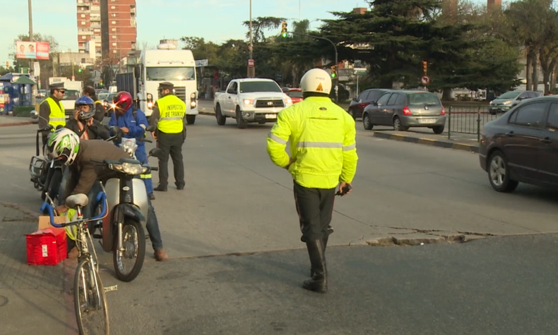 Conductor atropelló a un funcionario de la IM y lo llevó sobre el capó del vehículo por varias cuadras