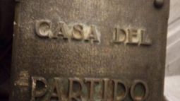 Vandalizaron e intentaron ingresar a la sede del Partido Colorado