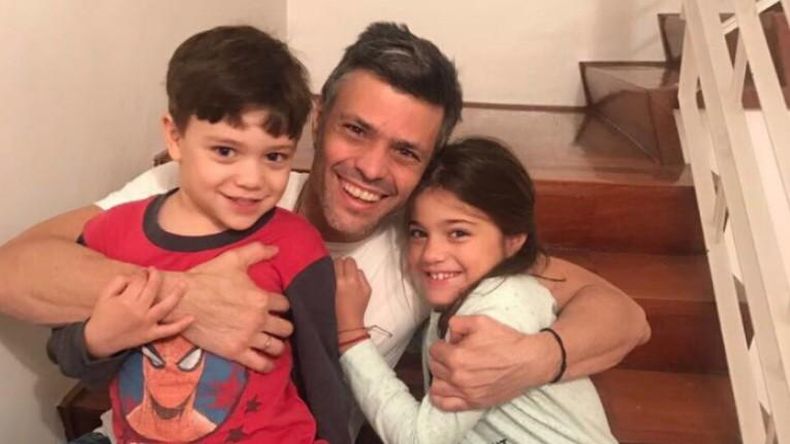 Leopoldo López sale de la cárcel y pasa a arresto domiciliario