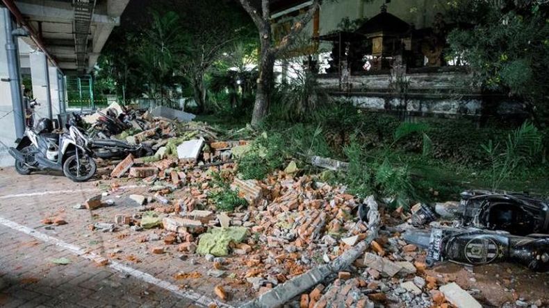 Elevan a 82 los muertos por el sismo en Indonesia