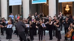 Adeom y la Filarmónica se manifestaron en la explanada del Teatro Solís por recortes en la Intendencia