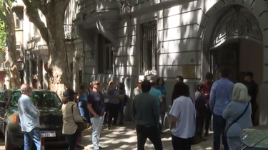 Votación en el consulado de Argentina en Montevideo para el balotaje entre Massa y Milei.