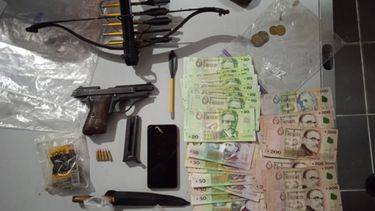 Detuvieron a un hombre que llevaba una ballesta y un arma de fuego