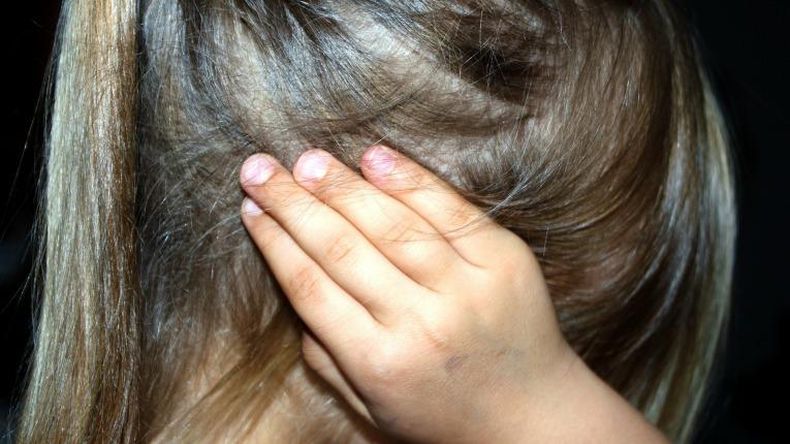 Prisión preventiva para un hombre que abusó de la hija de su pareja durante años