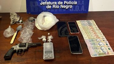 Tres personas fueron detenidas en Fray Bentos con medio kilo de cocaína, armas y dinero