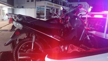 Medias para tapar la matrícula: Policía refuerza controles a motos por maniobras para evitar identificación