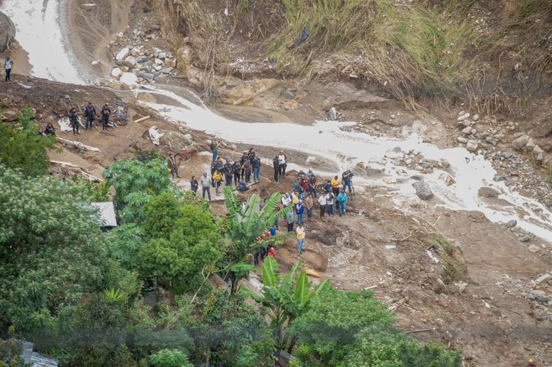 Socorristas reanudaron este martes la búsqueda de 13 personas desaparecidas tras el desbordamiento de un río en Guatemala.