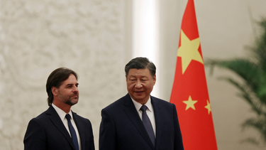 El presidente Luis Lacalle Pou, y el presidente chino, Xi Jinping. &nbsp;