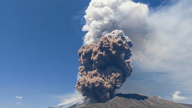 volcan etna entro en erupcion luego que una parte de su crater se derrumbara