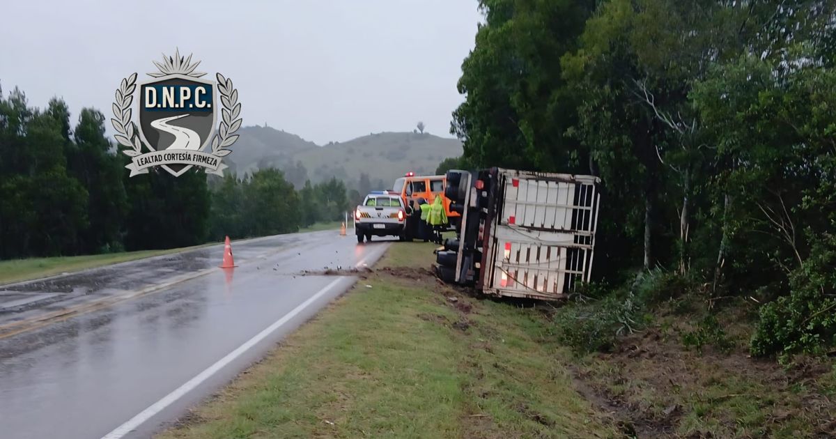 Un hombre de 77 años murió tras volcar con su camión en ruta 13