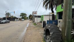 Auto embistió a dos trabajadores de una gomería en Rocha y el conductor se fugó
