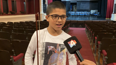 Sebastián, un niño que es violinista de la Sinfónica de Rocha.