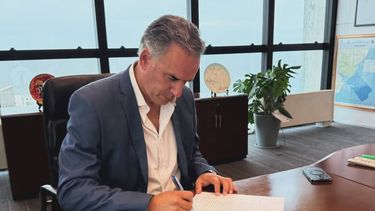 Orsi firmó el decreto que regula la eutanasia: La dignidad humana está en el centro de las decisiones Orsi firmó el decreto que regula la eutanasia: La dignidad humana está en el centro de las decisiones