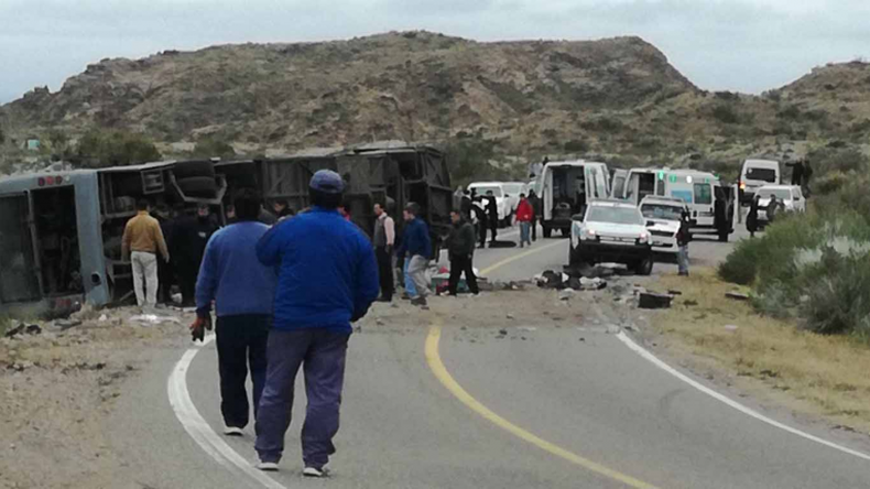 Ómnibus volcó en Mendoza y dejó al menos 15 muertos