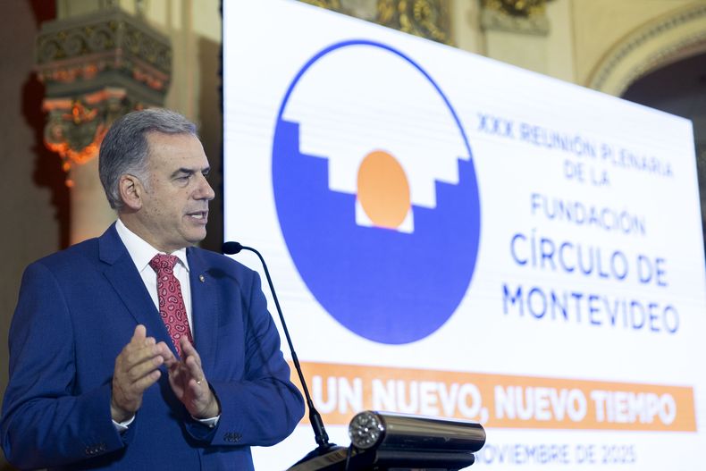 Yamandú Orsi instó a pensar qué está pasando ante las señales de un mundo que se empieza a cerrar
