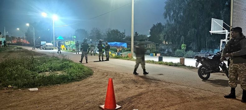 Nueva balacera en Piedras Blancas: los delincuentes tirotearon desde una moto