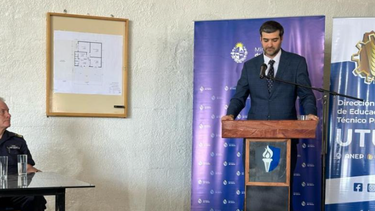 El director del INR, Luis Mendoza, y el ministro del Interior, Nicolás Martinelli en el anunció de una UTU en Santiago Vázquez.