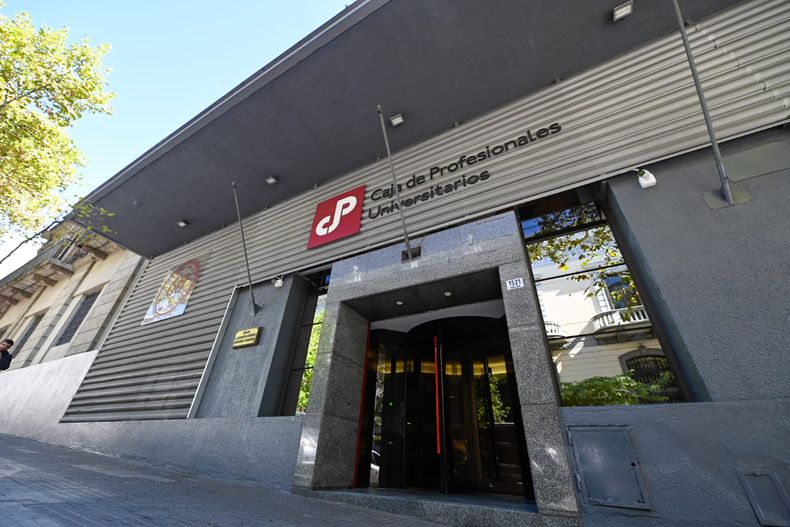 Caja de Profesionales aprobó un timbre de $170 sobre registros médicos y abrió un cruce con el Gobierno