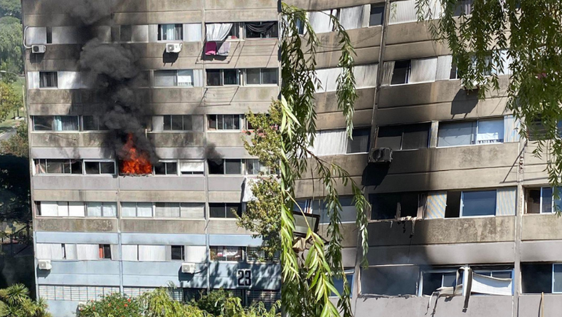 Incendio en un apartamento del complejo Euskal Erría 70 obligó a evacuar a más de 100 personas