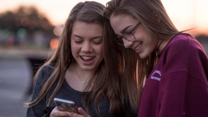 Partido Colorado promueve proyecto de ley para prohibir el uso de celulares en escuelas y liceos