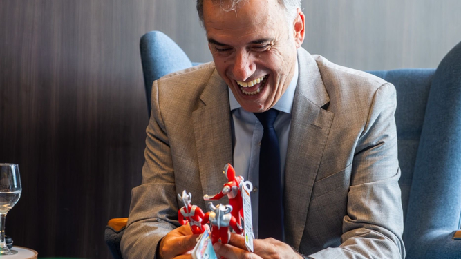 Embajador de Japón se reunió con Yamandú Orsi y le obsequió un superhéroe para que lo ayude en su gestión