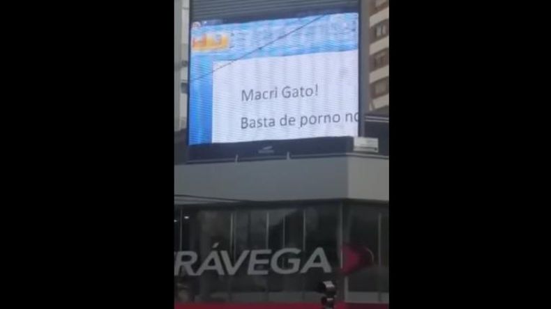 Hackearon pantalla publicitaria y le dejaron un mensaje a Macri